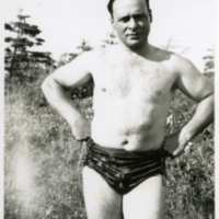 Un homme en costume de bain à l'extérieur