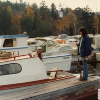 Un homme dans un bateau et une femme à côté du bateau