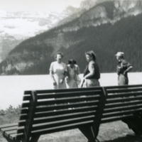 Un homme et trois femmes devant des montagnes