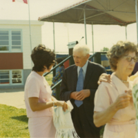 Un homme et deux femmes lors d'un rassemblement.