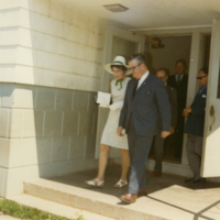 Un homme et une femme qui sortent d'un bâtiment
