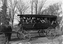 L'autobus scolaire de l'école MacDonald Consolidated tiré par un cheval.