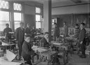 Atelier de menuiserie à l'école Macdonald Consolidated